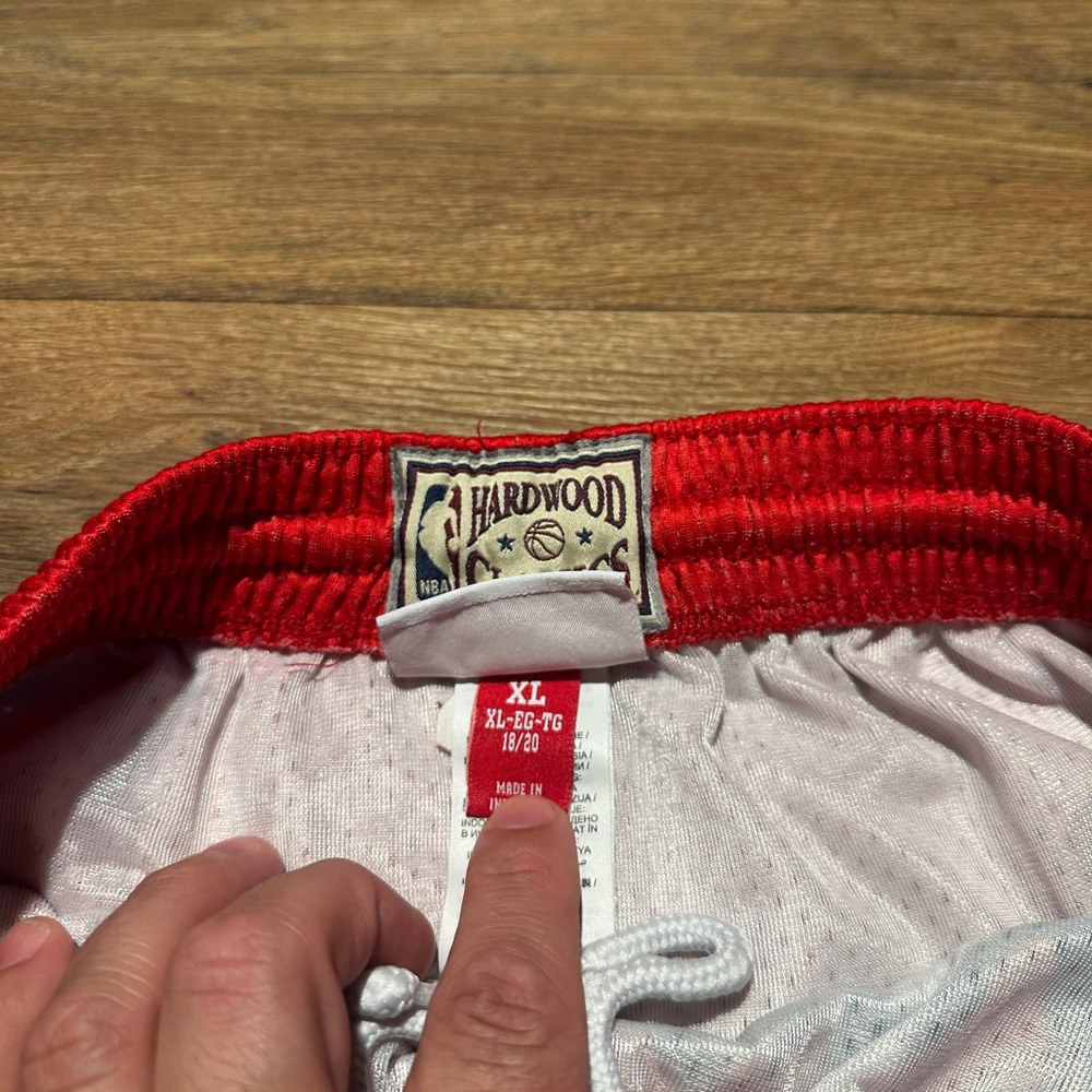 Mitchell & Ness Red Chicago Bulls Basketball Shorts Kids XL 18/20 - Picture 5 of 7